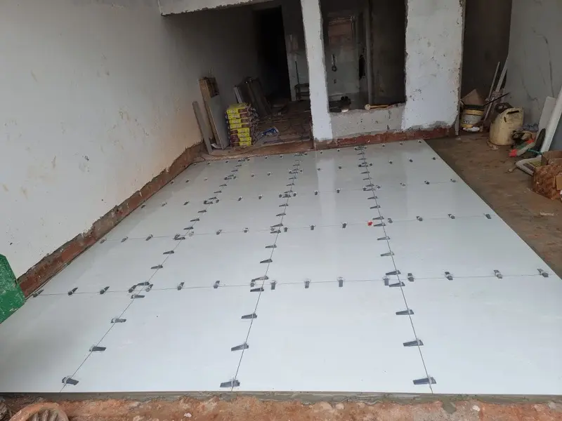 Assentamento de piso em cômodo